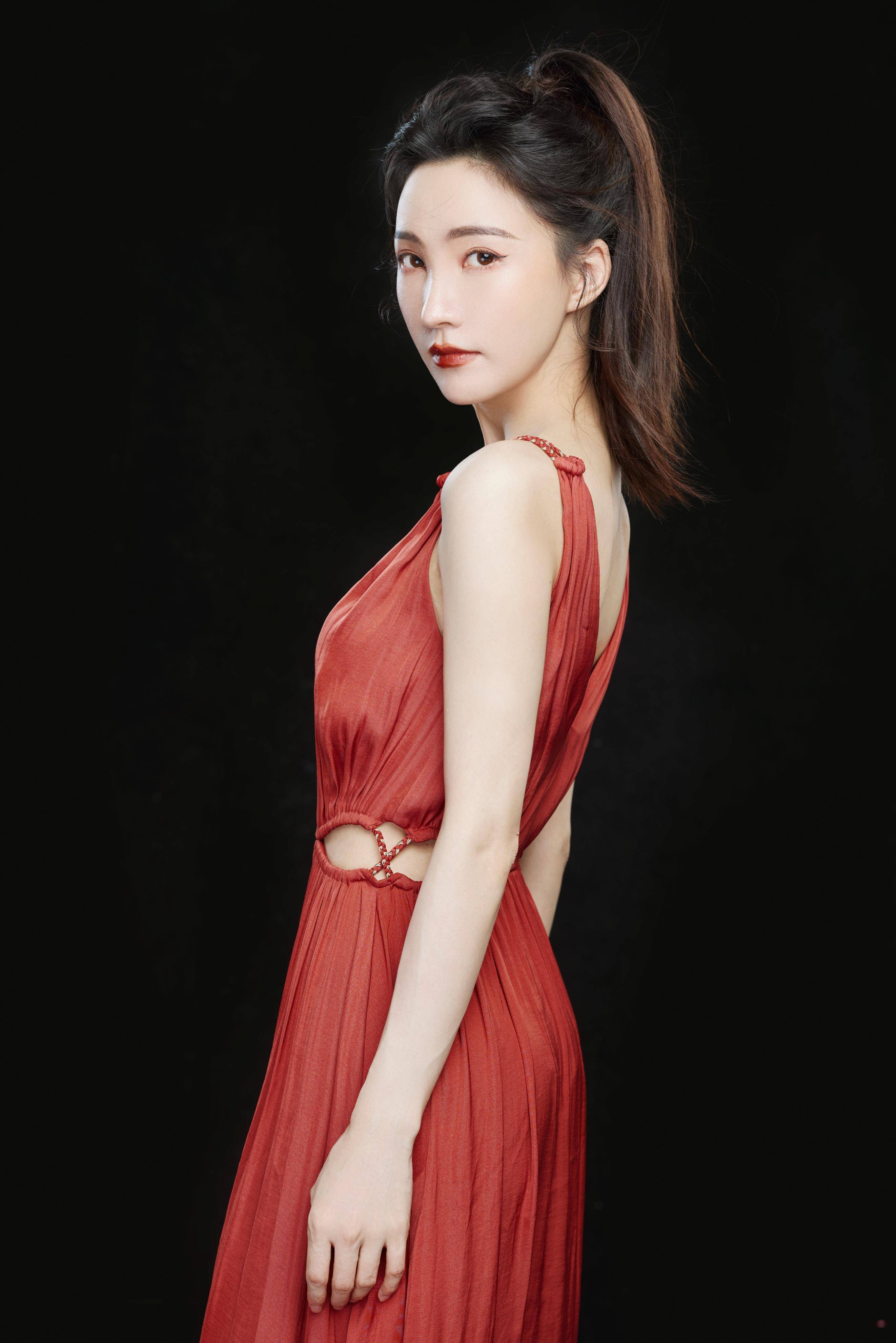 卢彩艺写真曝光气质多变 《南洋女儿情》收官演技获好