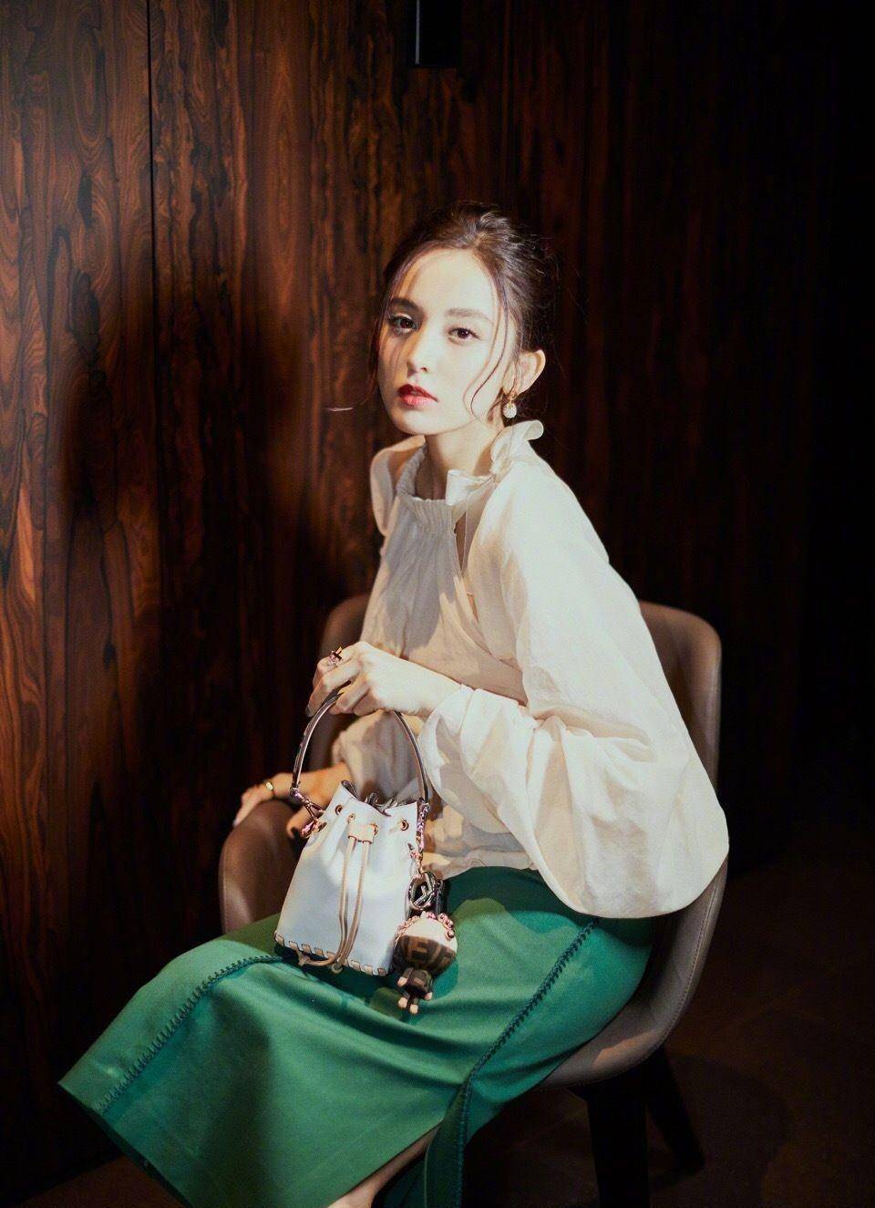 古力娜扎,关晓彤罕见同台亮相,输了身高年龄却赢了气质,真养眼_包包