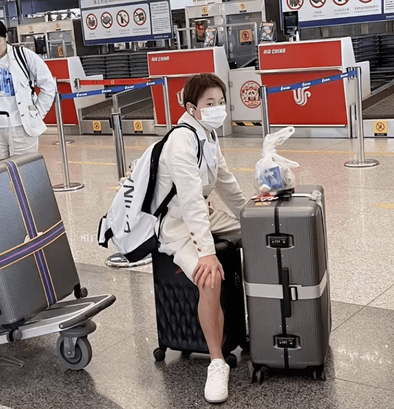 全红婵现身机场,新发型清爽,手拎零食听歌,背包玩偶抢镜_中国跳水队
