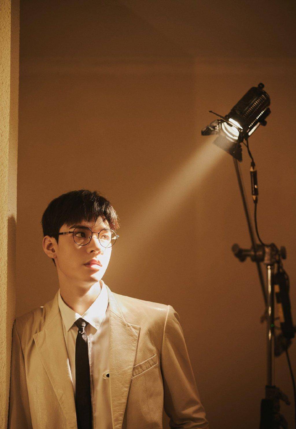 龚俊:《中餐厅》快乐中的"打工人",他这套西装制服太可了_诱惑_性格