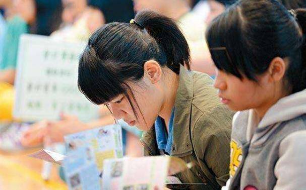 的心思,"骗子"拿捏得很准确,尤其是教育发达的省份,野鸡大学更是猖獗