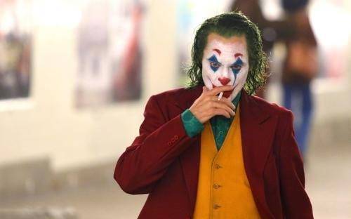 杰昆·菲尼克斯的《小丑》,癫狂演技爆出病态社会,社会真实写照_生活