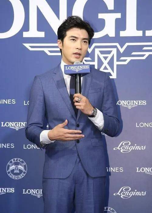 一套绅士有型的西装,还有清爽的短发,这样看起来的贺军翔真的非常有型