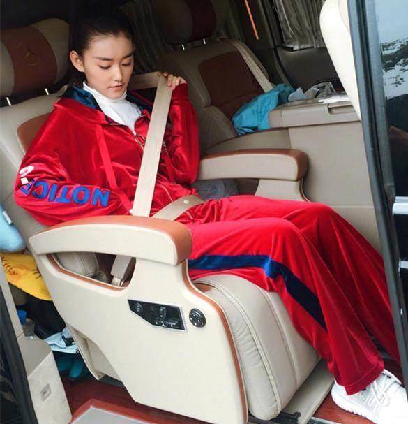 蒋依依一身红色运动装现身,符合她这个年纪!_化妆_姑娘_衣服