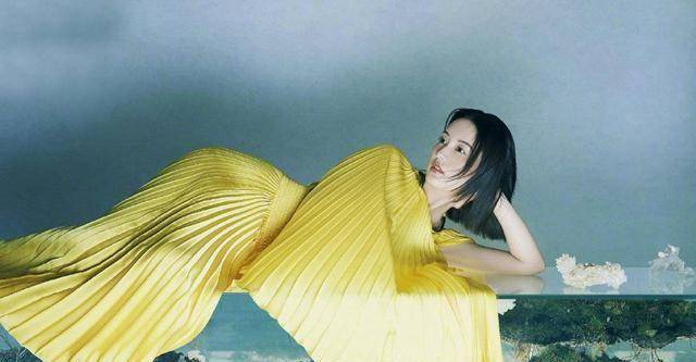 李沁穿黄色百褶长裙斜躺在玻璃上好自在,看起来优雅精致又迷人_腹部