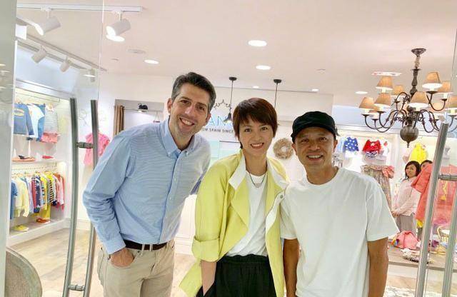 李克勤晒照陪孩子买衣服偶遇梁咏琪夫妇,周末巡视店面gigi很亲切_老公