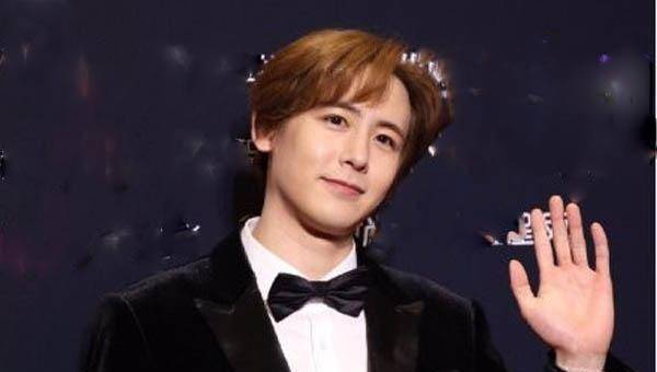 尼坤变"油腻大叔",发际线突兀,曾经的男神貌似都已发福_管理_形象