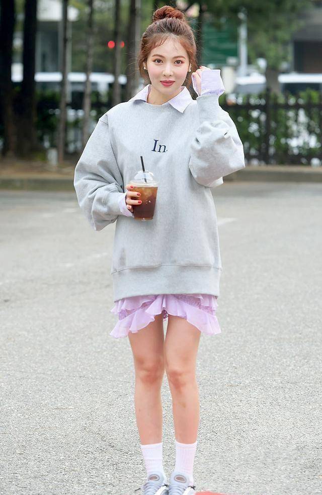 金泫雅终于换风格,穿粉t恤扎个小啾啾,清纯甜美简直似变了个人_整体