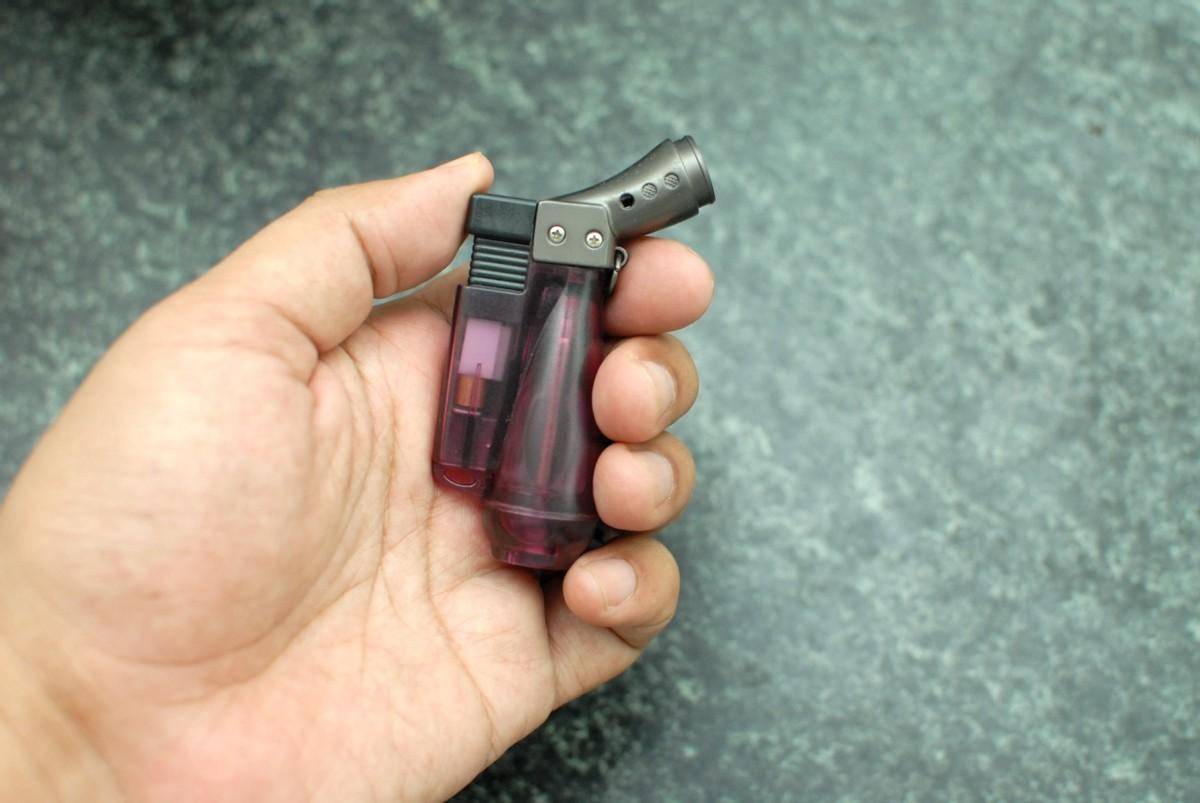 不管你抽不抽烟,这款超薄可换丝充电打火机必须得有