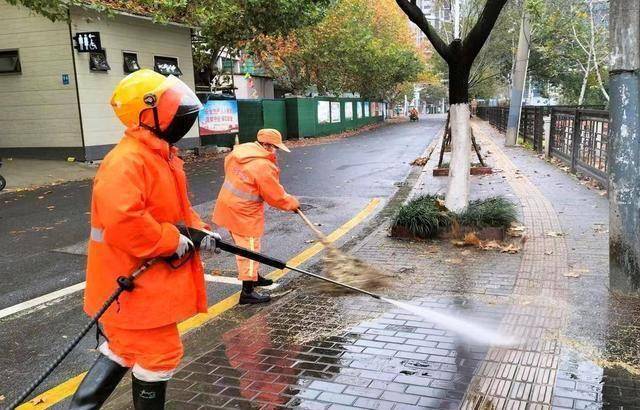 南京六合城管加强"落叶季"清扫,保障路面通畅整洁_作业_道路_路段