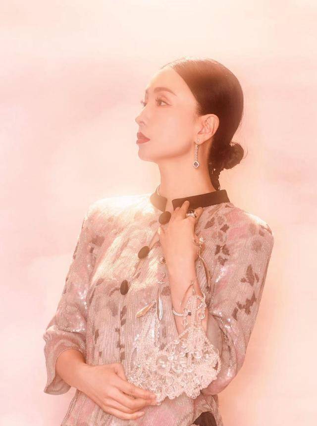 年龄和时尚真没关系,瞅瞅陶虹造型,依旧是如少女一般_的设计_连衣裙