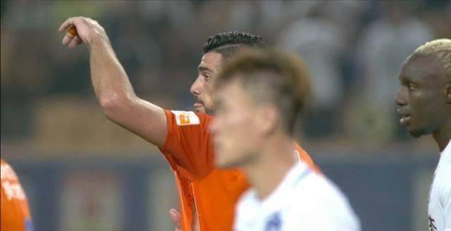 郜林进球多老被黑,看看两个人的"肚子"就懂了_比赛_腹肌_球衣