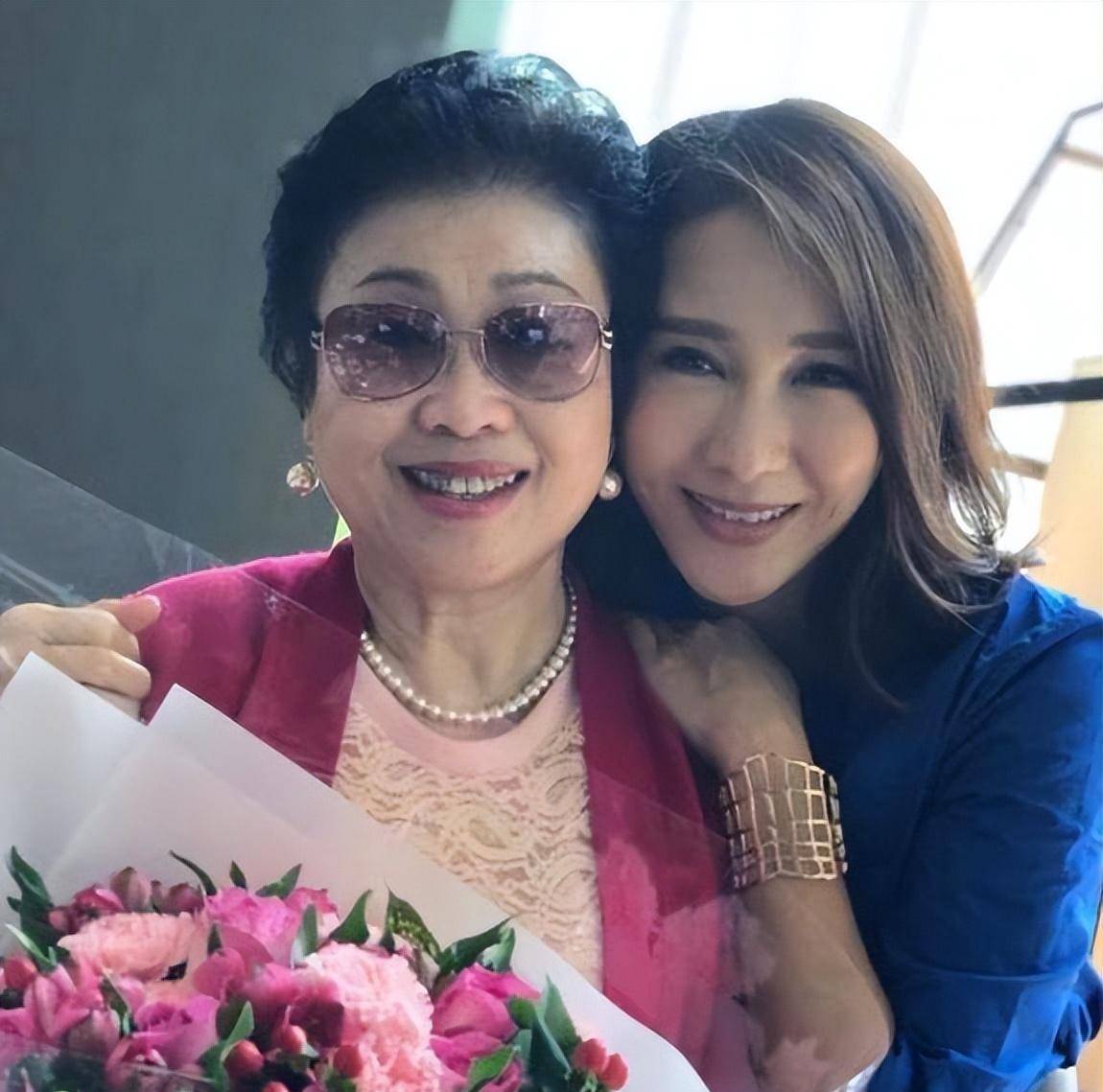 黎姿和李嘉欣相差1岁,就像相差一代,美丽优雅的奶奶,天生丽质_很漂亮