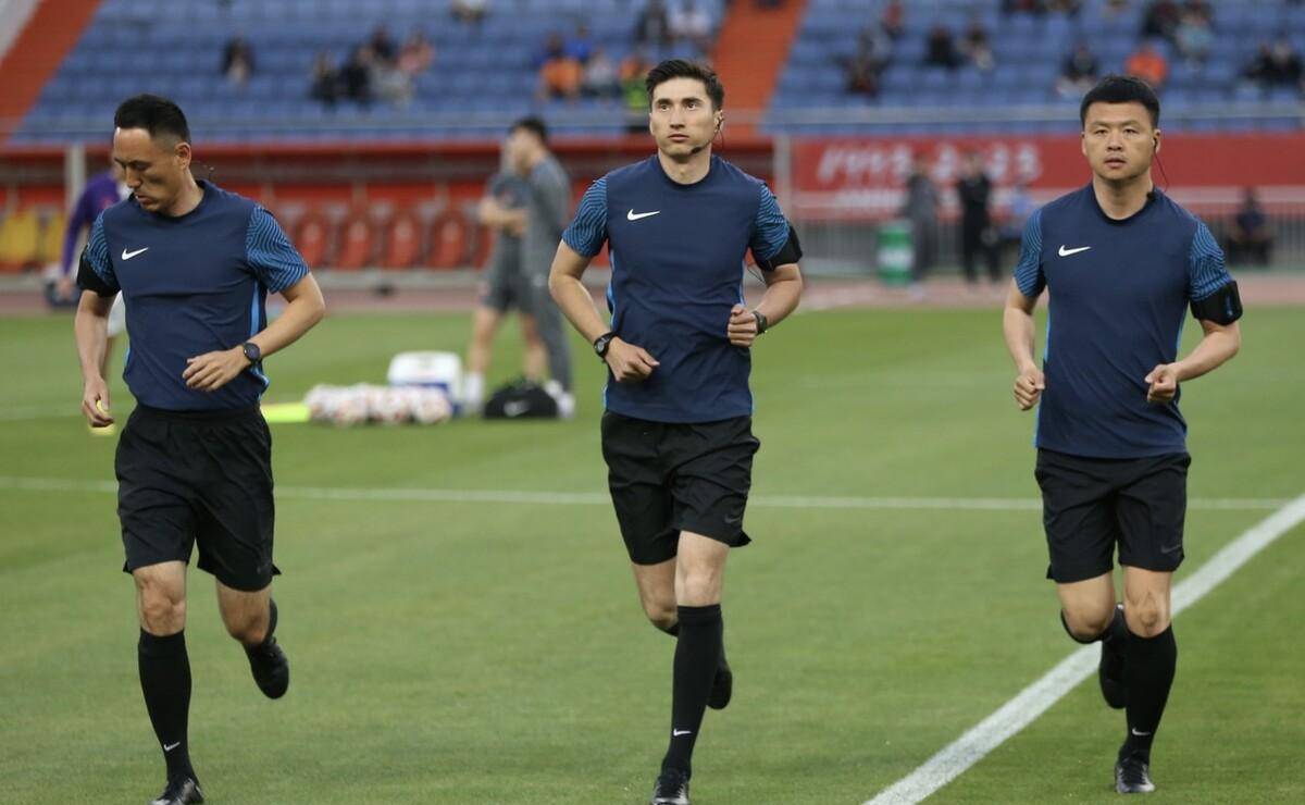 曝王哲被内部停哨,买买提江超越马宁成足协头牌_争议_裁判_本赛季