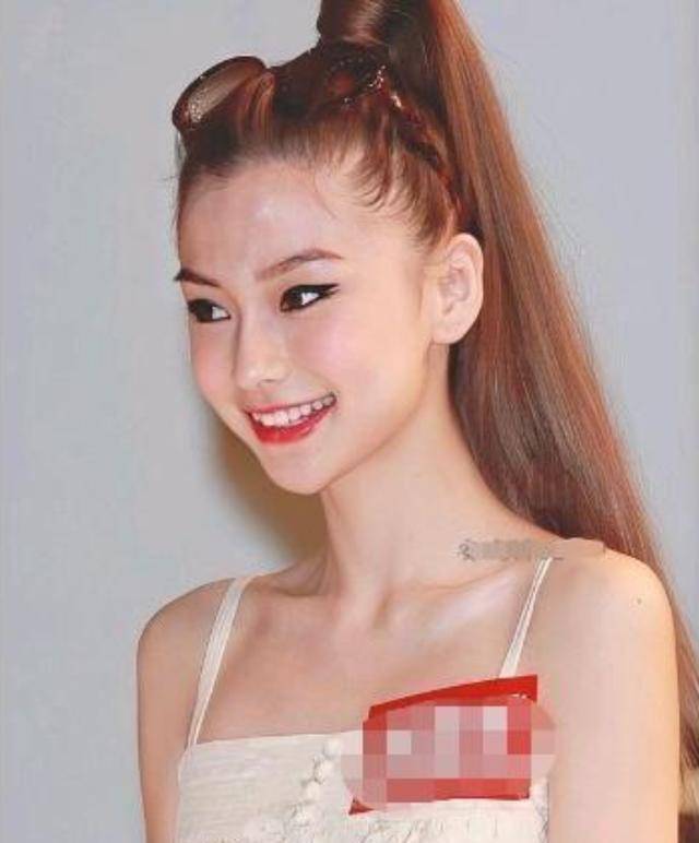 随着年龄渐渐增长,杨颖对自己的着装和化妆风格也有了新的追求.