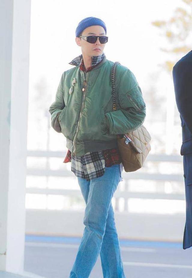 权志龙罕见走机场,军绿夹克配大牌女包,破洞位置太尴尬让人脸红_造型