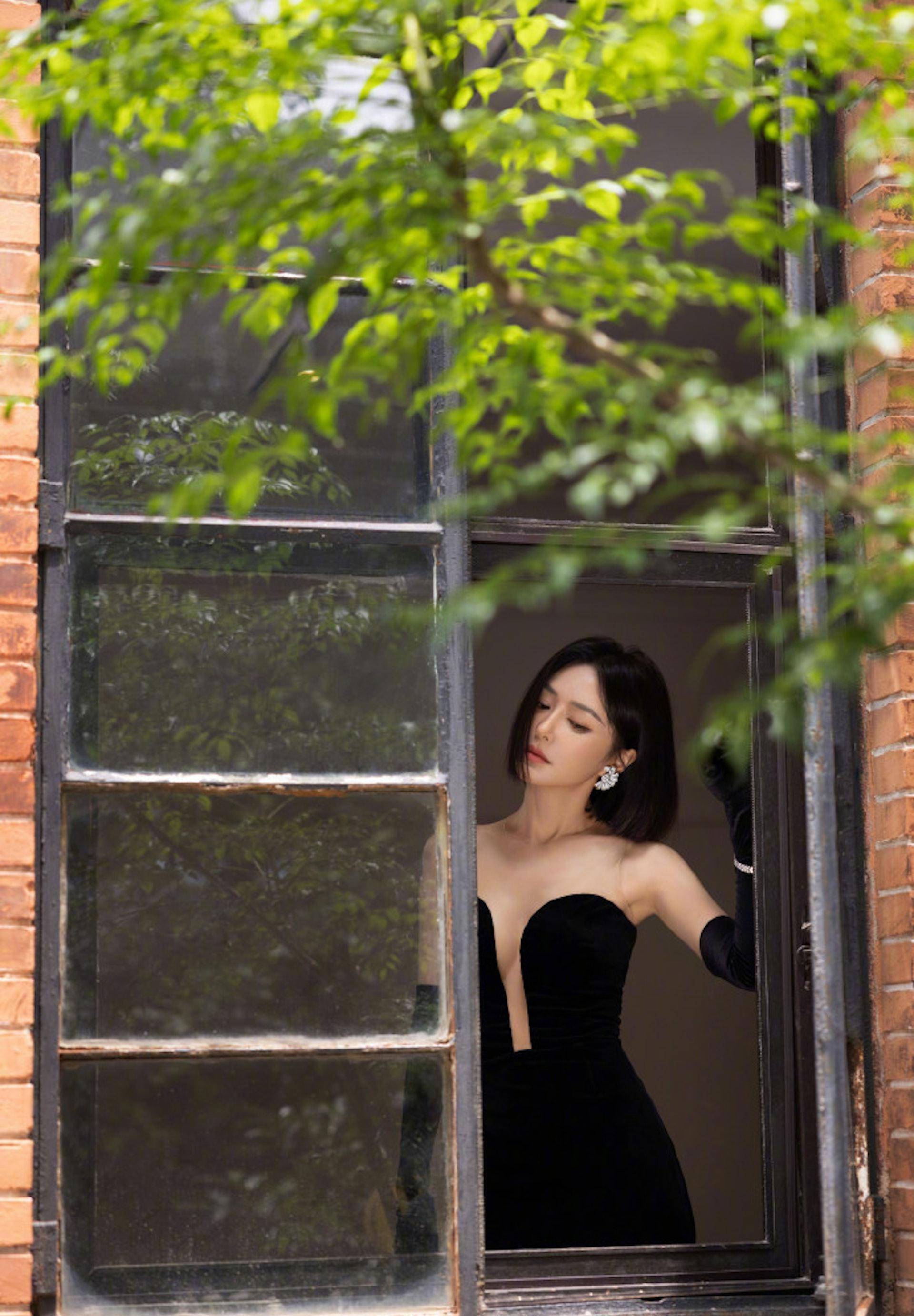 精致芳华,魅力璀璨:秦岚深v晚装尽显优雅风采_镂空_礼服_微博