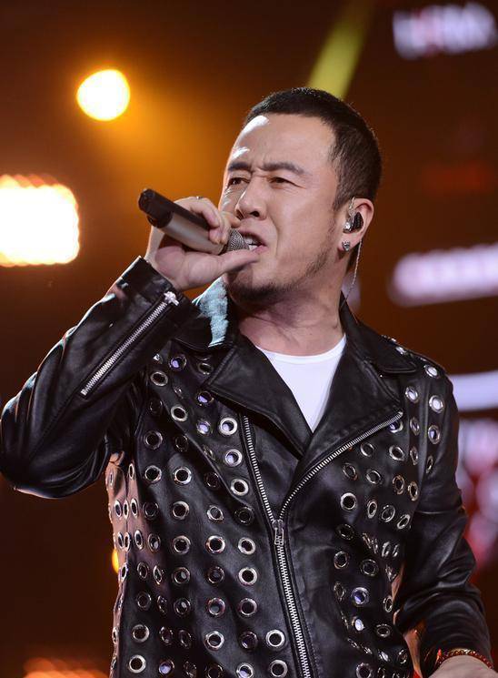 杨坤左拥右抱晚节不保!