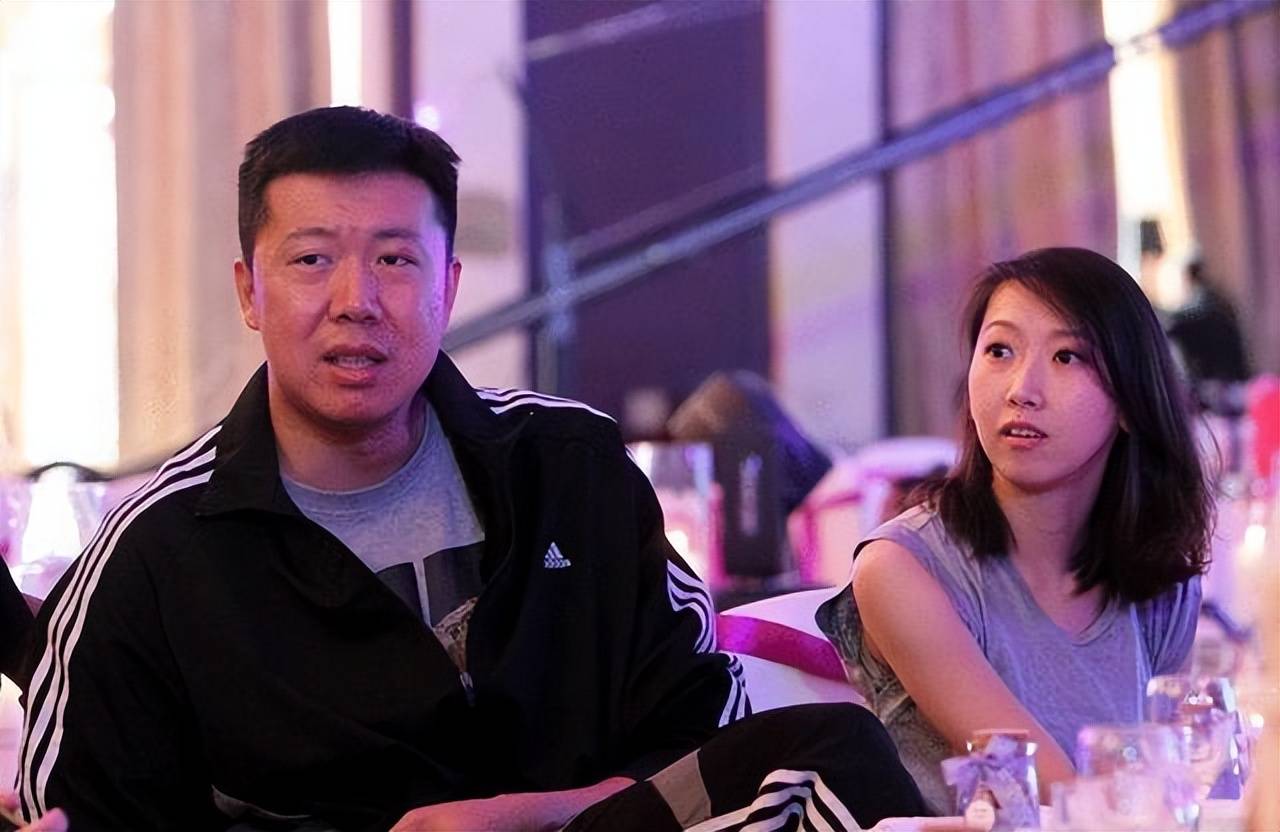 周蕾作为一位年轻有为的主持人,她的才华和魅力吸引了王治郅的目光.