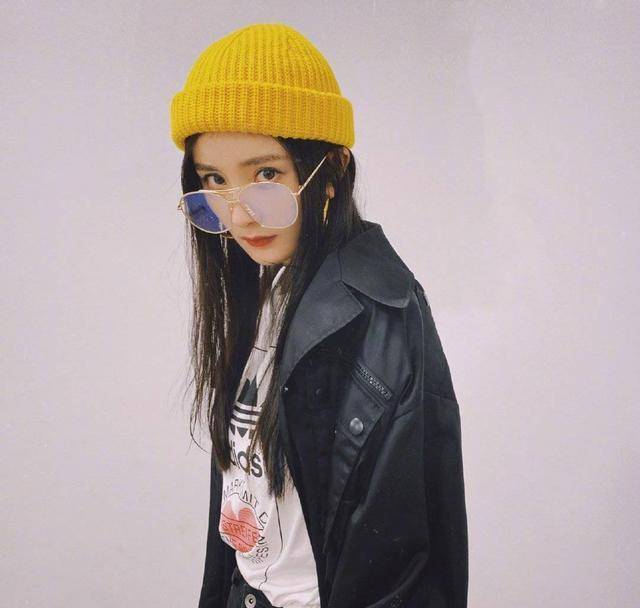 杨幂新自拍秀小黄帽,3张图片看起来有啥不一样,皮一下很可爱_戴帽子