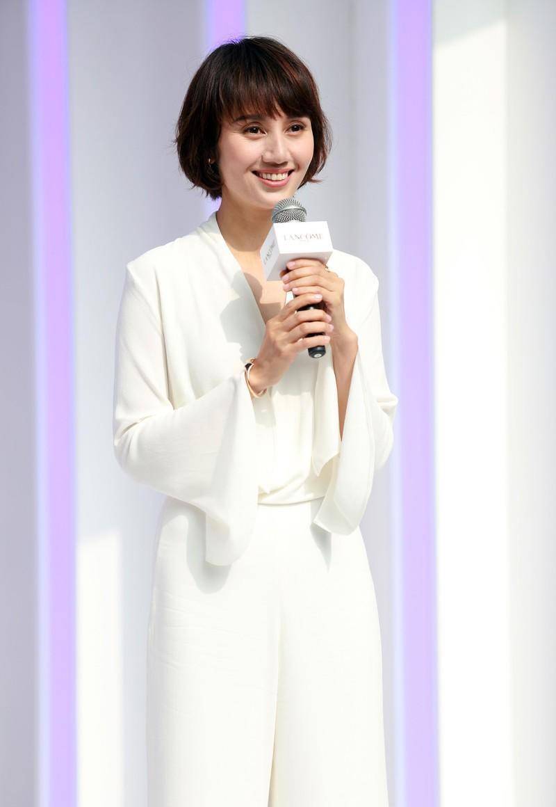 袁泉红毯现场穿平底鞋,展现自信与独特魅力,网友惊叹不已_风格_观众