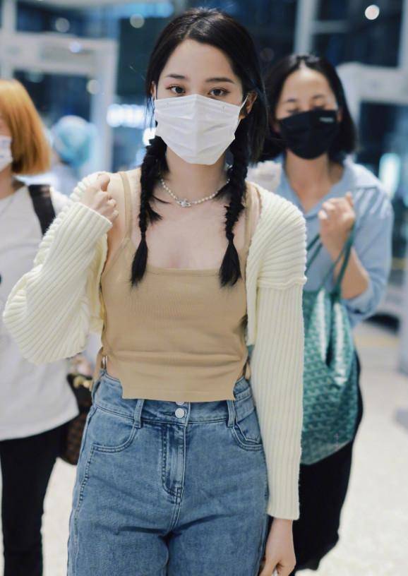 欧阳娜娜吊带衬衫,外加针织外套,太美了_风采_牛仔裤_飞机场