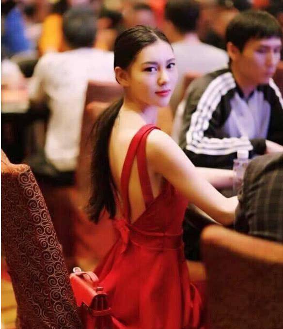 90后女赌王,美得颠倒众生,年薪6位数,这才是人生大赢家_余铃涵_余玲涵