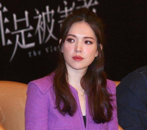 林心如学王菊做了美黑?