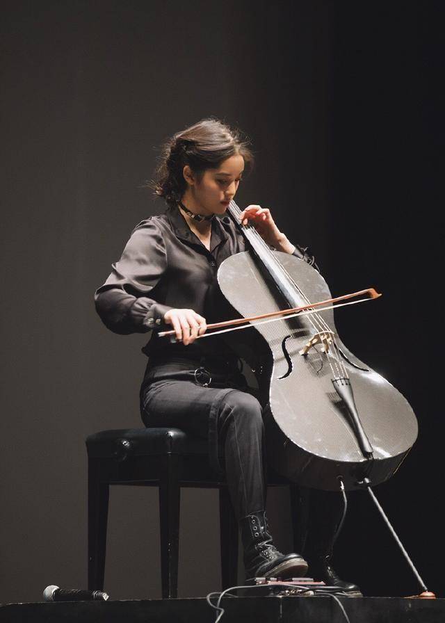 即使是明星,欧阳娜娜也像普通的留学生一样,背着自己的大提琴,穿着