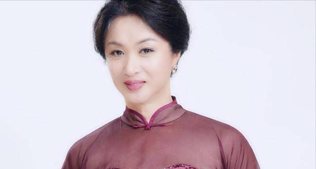 金星拒绝道歉,发文怼热巴粉丝:捂胸怕穷人看见,又怕富人看不见_女明星