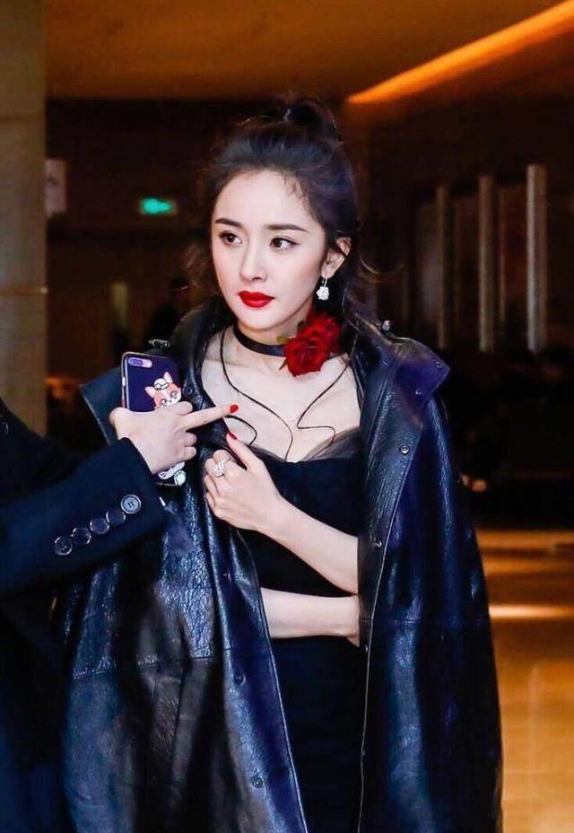 杨幂最新时尚大片,腿美但脸真的不少女,网友:鼻孔比娜扎都难看_唐嫣