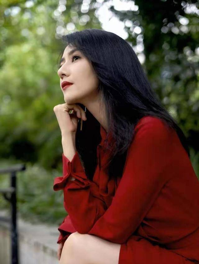 高圆圆小学时证件照曝光,网友大喊,赵又廷这是上辈子拯救了宇宙_女神