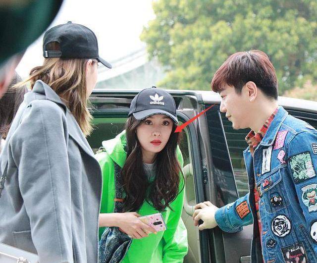 杨幂一身荧光绿出席活动美翻了,男助理目光紧追,唯恐有闪失!