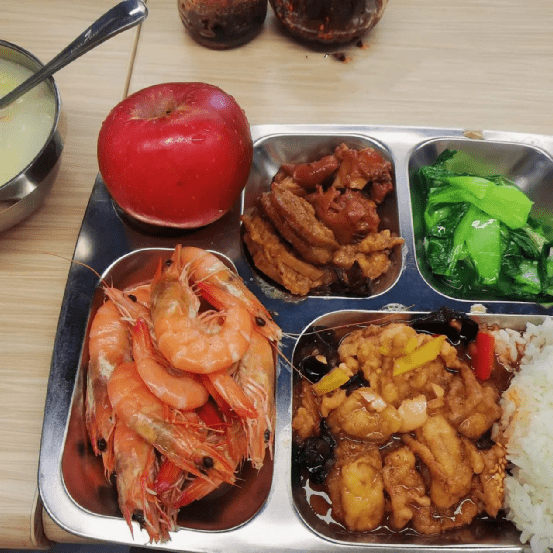 然而,令人意外的是,茅台员工工作餐中竟然没有一瓶茅台酒?