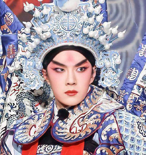 王一博首演京剧,浓妆太飒,谁注意鞋子款式?