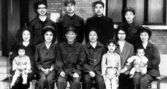 邓华被降职处理,为何韦杰中将还敢去看望他?