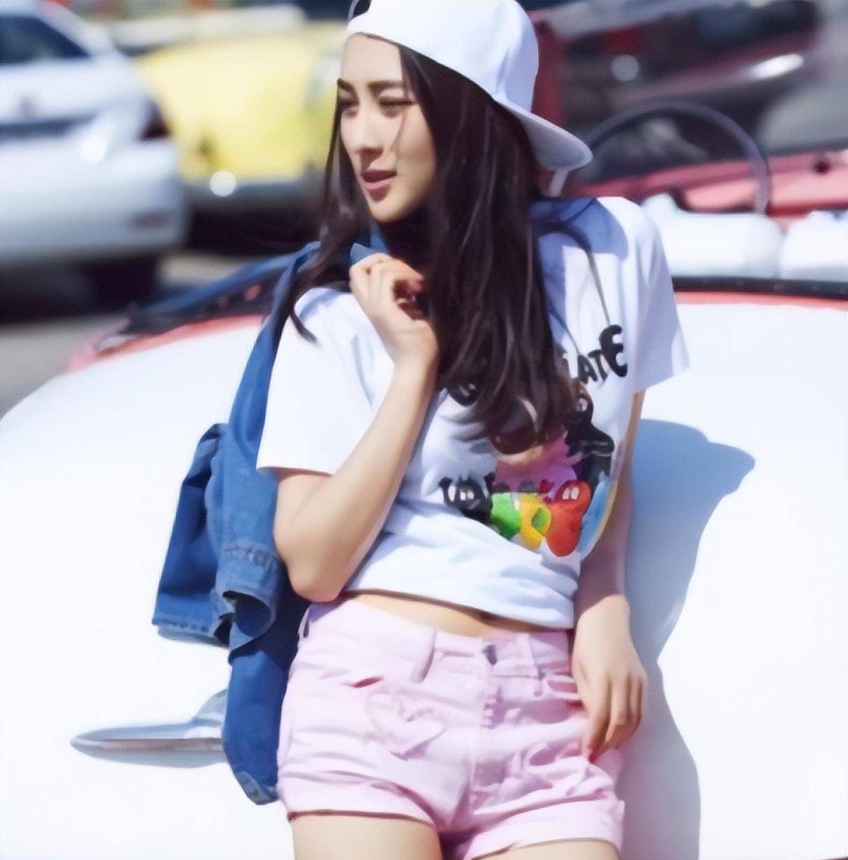 "桃花"牛仔短裤搭配白色短袖,马苏变身超模了!_时尚_衣服_气质