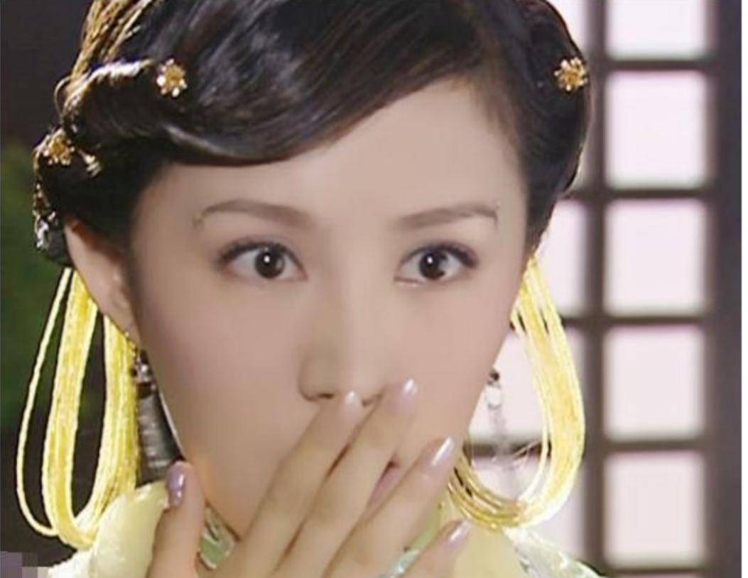 陆毅老婆古装亮瞎眼,露脐装长筒靴尽显小蛮腰大长腿,雷人又诱人_鲍蕾