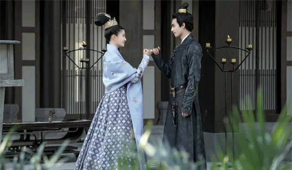 等到褚渊到了山阴公主的府上,当即便被扣下了,根本没有给他留下逃跑的