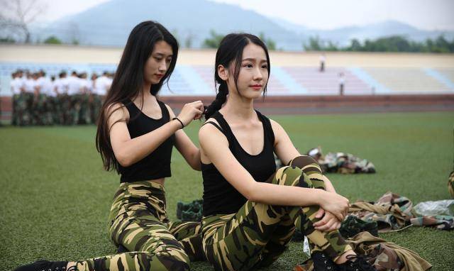 各國軍隊管理方式不同,國內女兵宿舍整潔,美方女兵比不了_感覺_軍營