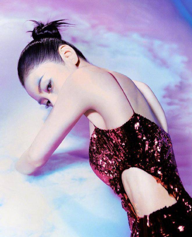 张天爱拍油画风写真大片,腋下挖一个洞,身材火辣撩人_时尚_曲线_礼服