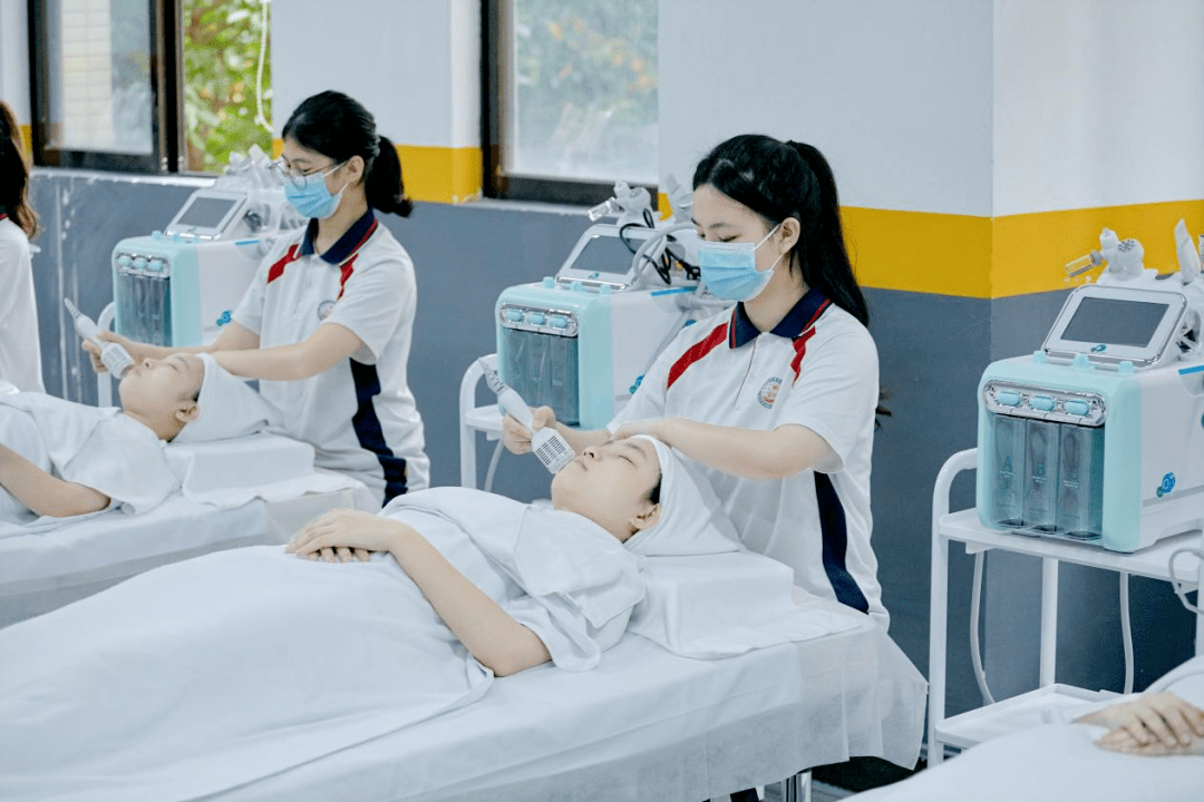 佛山市现代商贸技工学校_形象设计专业_佛山学化妆学校