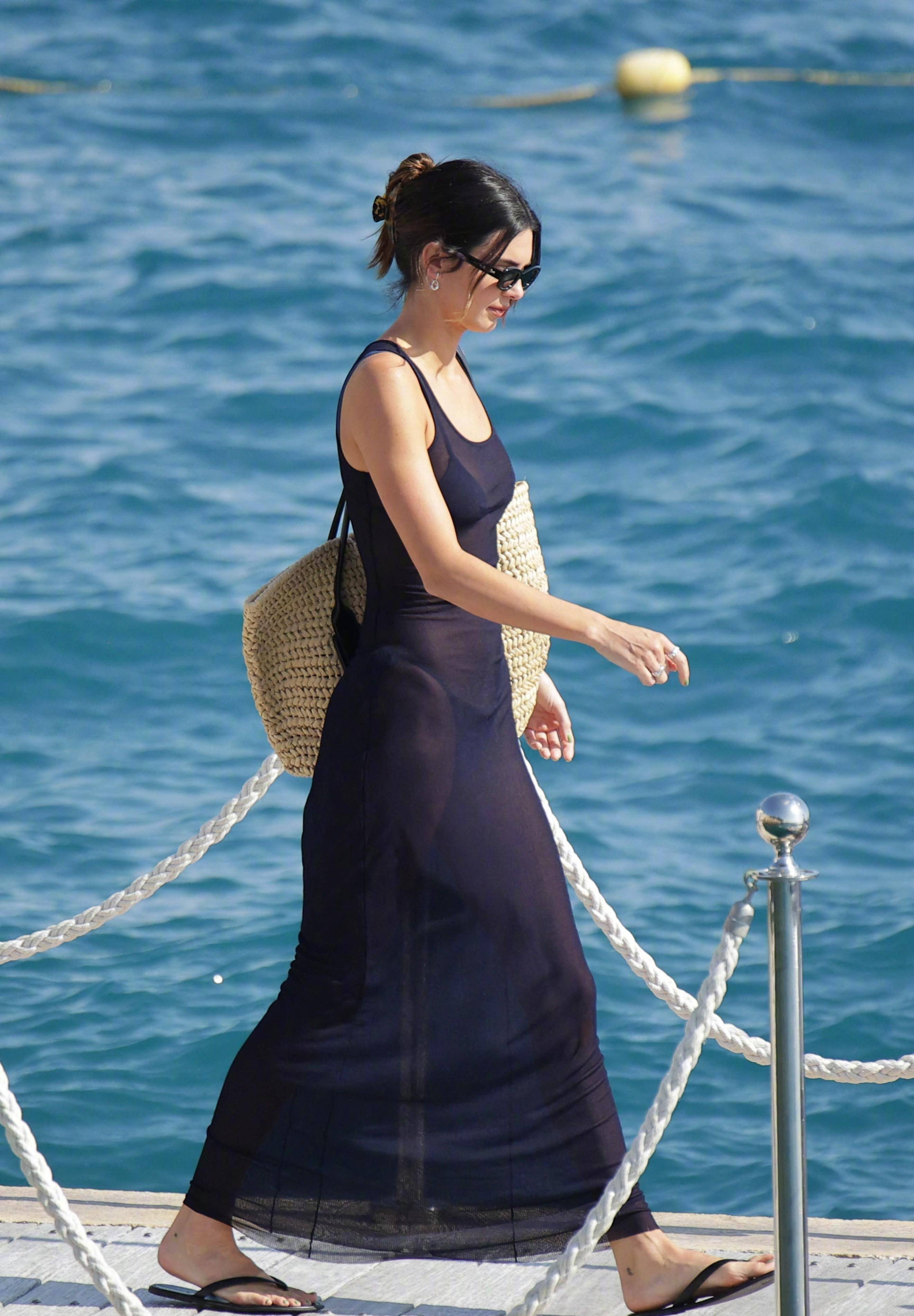 肯豆比基尼外搭轻薄长裙,676767这身材真好看啊