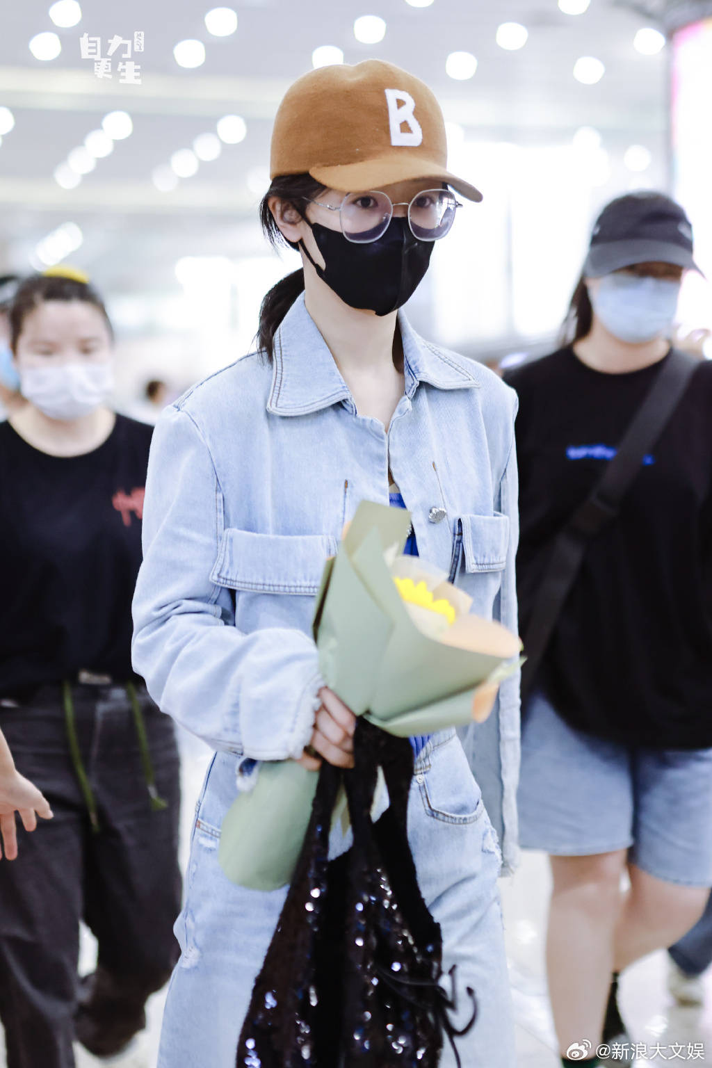 杨紫结束海外行程回国, 穿着一身短款牛仔套装造型, 搭配棕色棒球帽