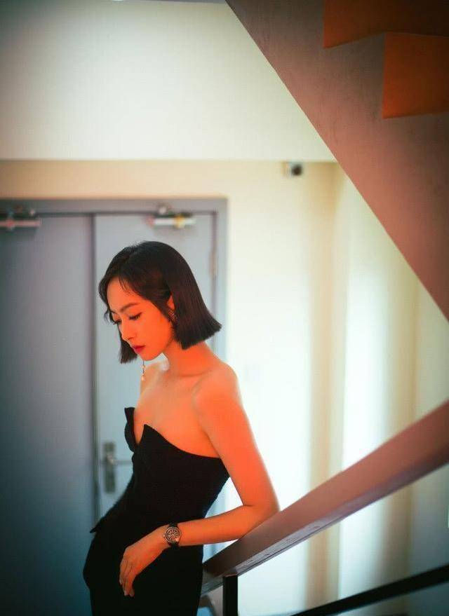 宋茜换风格了,小清新的她,穿上深v装,网友:美呆了!_女王_黑色_的设计