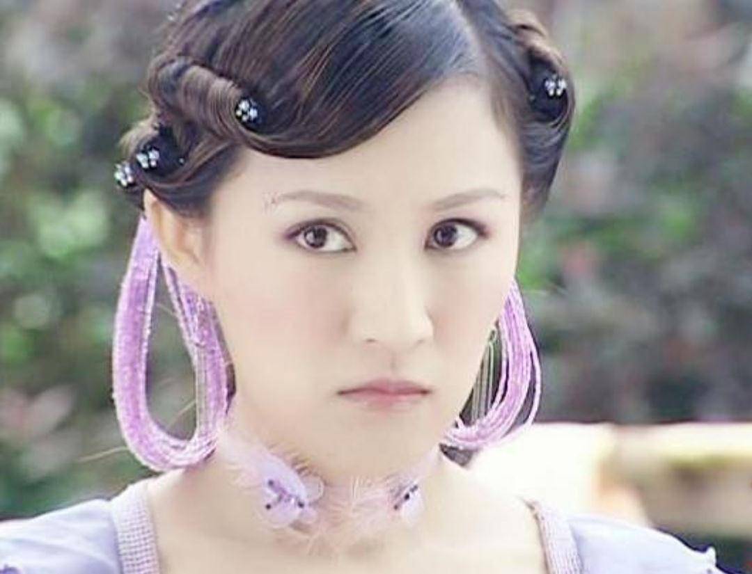 陆毅老婆古装亮瞎眼,露脐装长筒靴尽显小蛮腰大长腿,雷人又诱人_鲍蕾