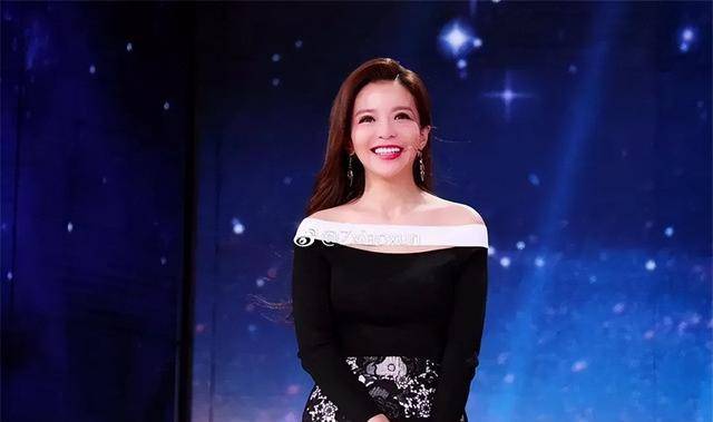 央视主持人朱迅:49岁瘦成一片树叶,19岁儿子帅过老爸_日本_时候_因为