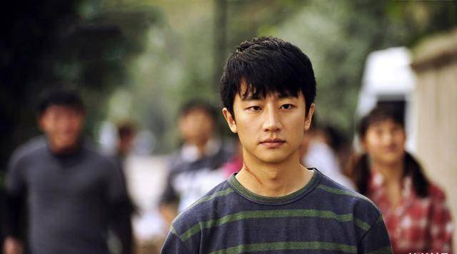 36岁黄轩和女友逛街,十指紧扣撒狗粮,网传女方是外籍_感情_照片_家庭