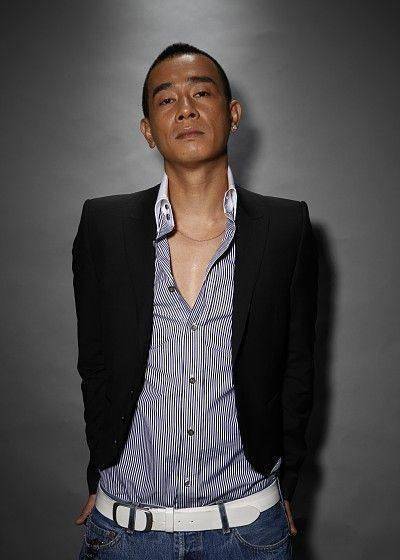 太有爱当年叱咤风云的山鸡哥变成奶爸牵着萌宝出镜_陈小春_应采儿