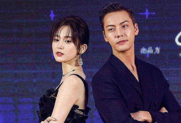 网友偶遇陈伟霆拍戏陈伟霆抱起娜扎高举旋转花式落地画面好甜啊_视频